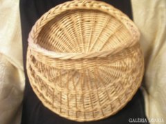 NAGY-MÉRETŰ Rattan ÚJSÁGTARTÓ NAGY-MÉRETŰ Rattan ÚJSÁGTARTÓ